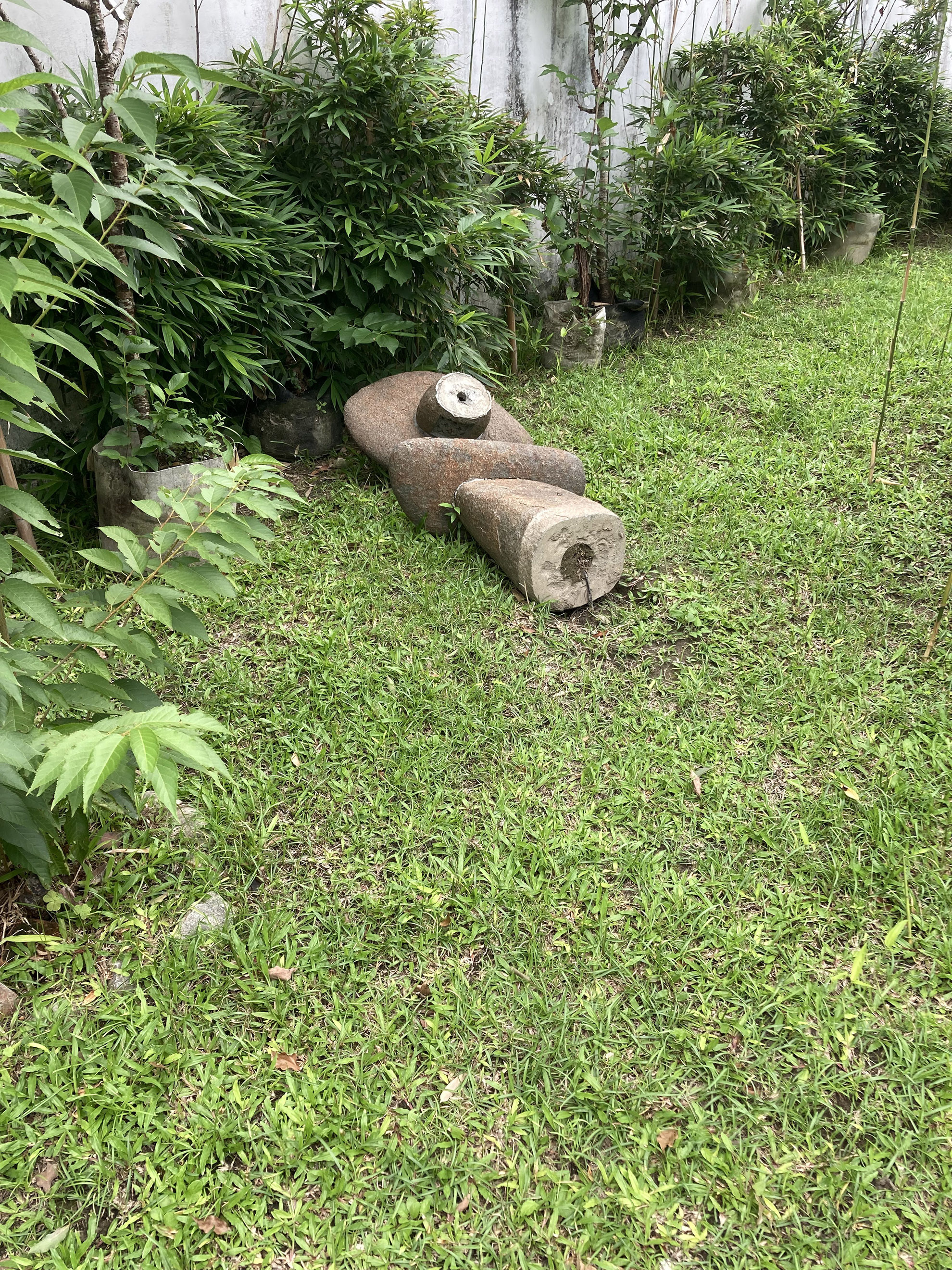 dans ce sanctuaire boudhiste, situé à proximité de la faille, de nombreuses statues ont été renversées. leur sens de chute témoigne dela directivité du sésime. le bâtiment (temple) en structure bois a été légèrement endommagé (rupture d'un assemblage à la base d'un poteau, et écrasement du remplissage (bambou et adobe dans certains angles de panneaux)).